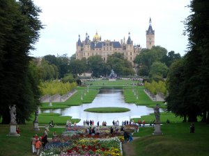 Blick durch den Schloßgarten auf das Schweriner Schloß